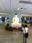В аэропорту Коломбо вас встречает Будда.