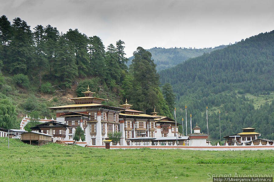 Бумтанг, монастырь Курджей-Лакханг, здесь хранится отпечаток тела Гуру Падмасамбхавы, также это  место захоронения трёх первых королей Бутана Бутан