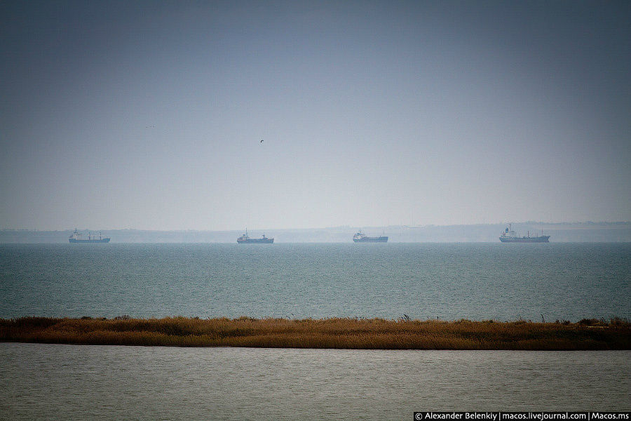 Через Керченский пролив идут корабли. Краснодарский край, Россия
