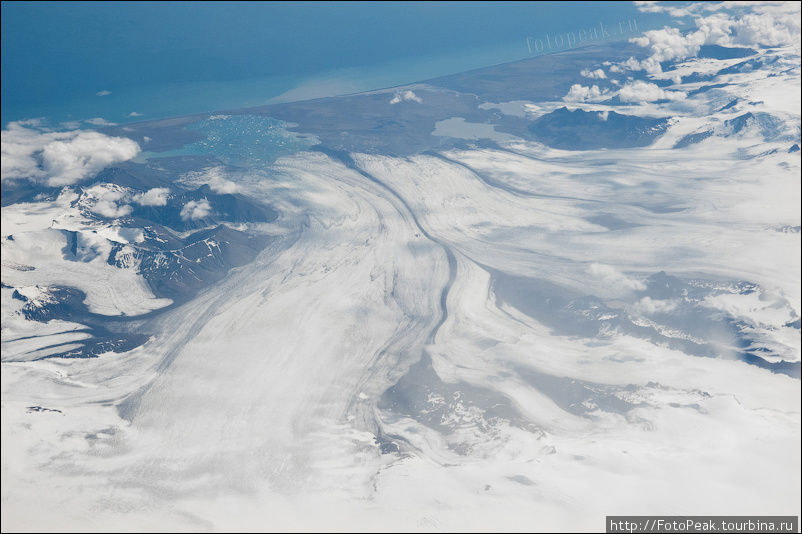 Ватнайёкюдль в переводе означает ледник, дающий воду является самым большим в Исландии. Под ледником, как под многими ледниками Исландии, находится несколько вулканов, в их числе и нашумевший Гримсвотн. Южная Исландия, Исландия