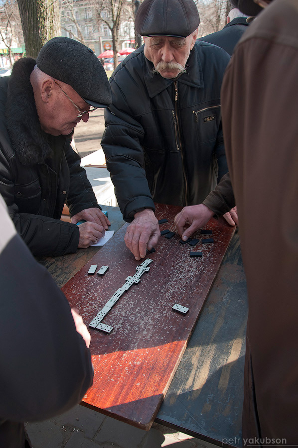 На Соборной площади мужики режуться в домино, шахматы и карты Одесса, Украина