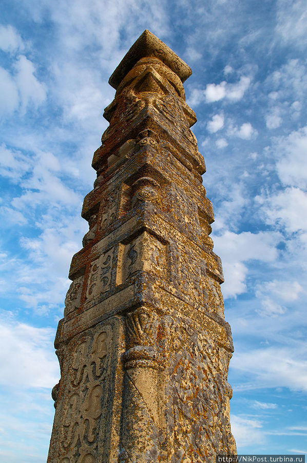 Кулпытас – надгробная стела вознесся над некрополем Ушкан. Он один из самых высоких – более 4 метров.  На поверхности памятников мастера-каменорезы в сложных узорах сообщали потомкам информацию о жизненном пути их предков Атырауская область, Казахстан