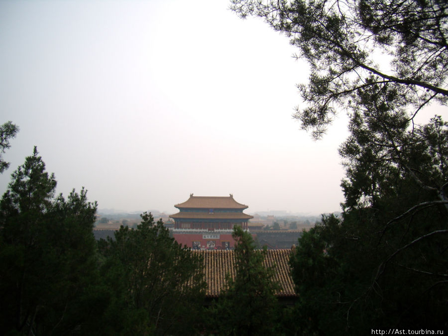 С Угольного холма смотрим на Императорский дворец. Пекин, Китай