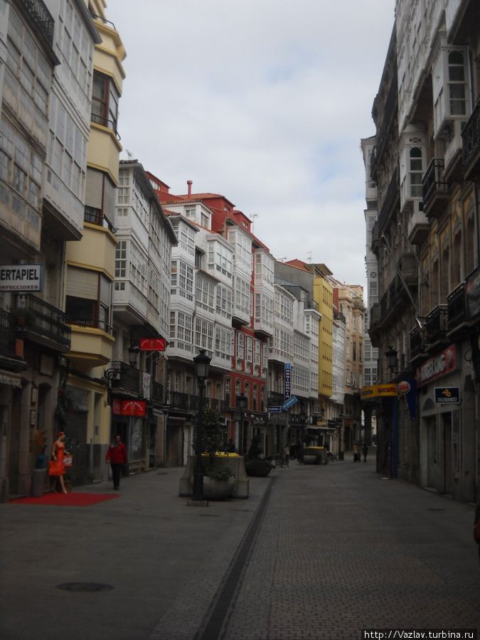 Одна из центральных улиц Ла-Корунья, Испания