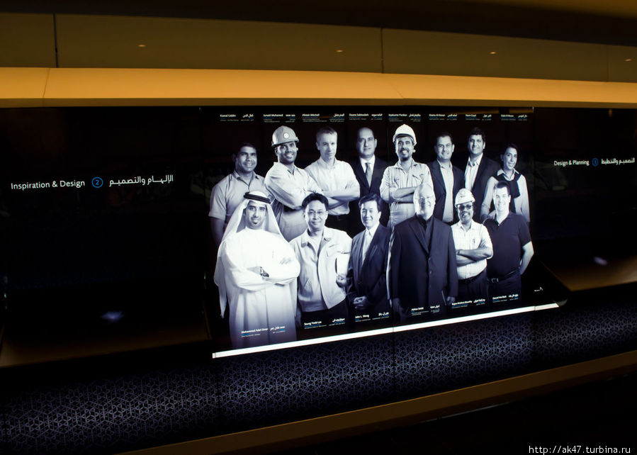 в музее Бурж Халифы — строители огромного здания Дубай, ОАЭ