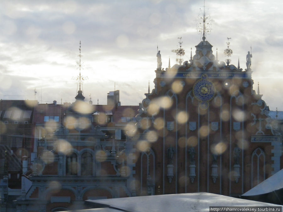 Дождливая Рига сквозь окна Ратуши Рига, Латвия