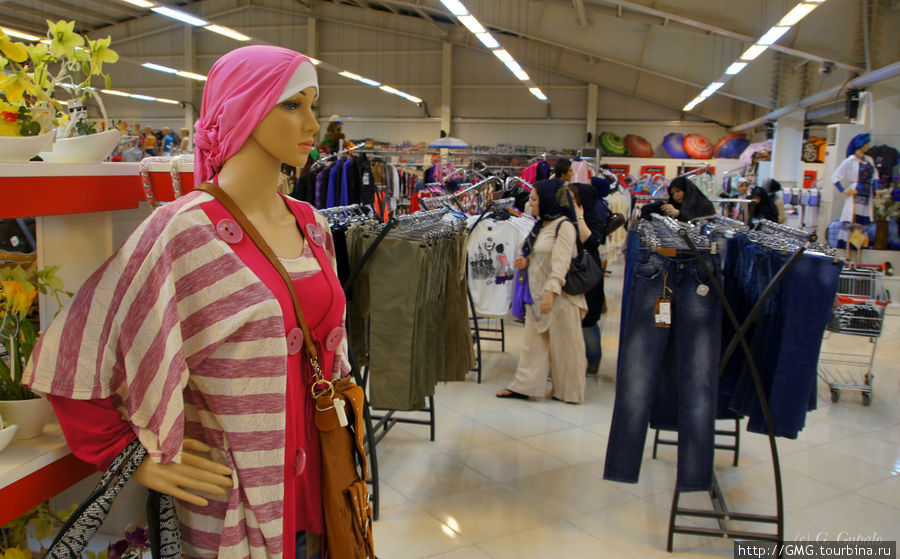 Обратите внимание на одежду. Многие думают, что в Иране носят только паранджу. Это не так. Чадру носят многие женщины, около 60%. Молодежь почти вся носит джинсы. Важно только, чтобы у женщины была прикрыта попа. Остров Киш, Иран