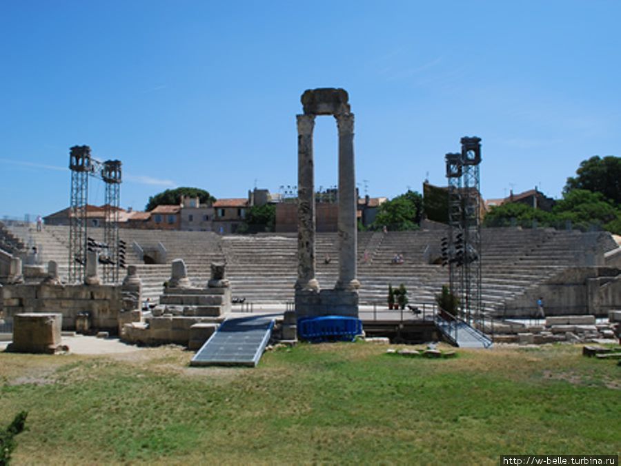 Римский театр. Эти колонны имеют название Две вдовы. Арль, Франция