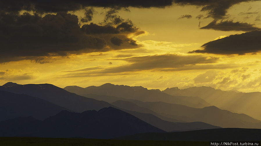 Вершины Киргизского хребта на закате. Плато Сандыктас Тараз, Казахстан