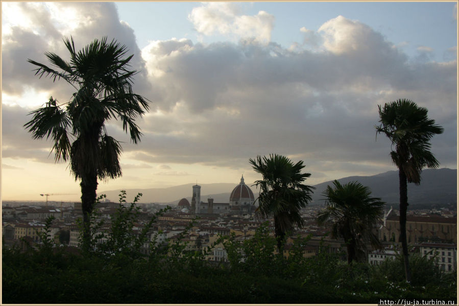 Вид на Флоренцию с площади Микеланджело Флоренция, Италия
