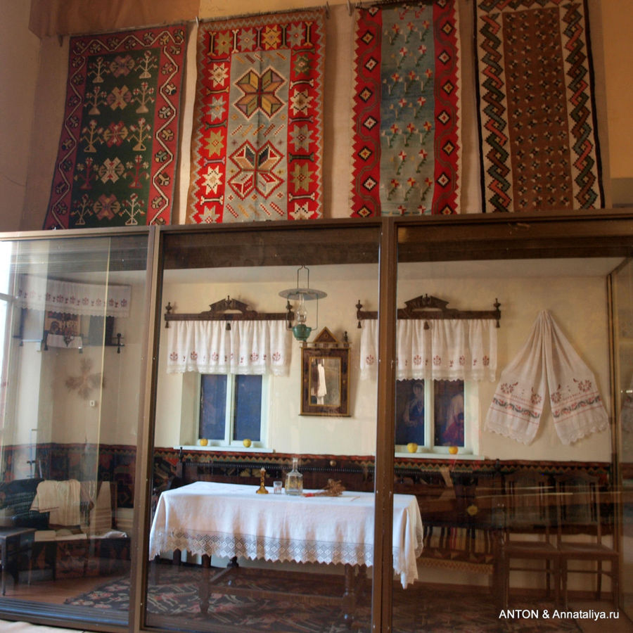 Комнатка в молдавской избе и выставка ковров над нею. Кишинёв, Молдова