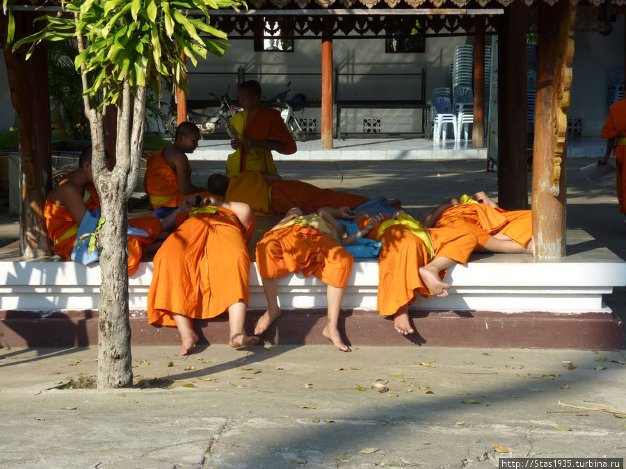 г. Лампанг. Храм Wat Phra Keo Don Tao. Юные монахи. Паттайя, Таиланд