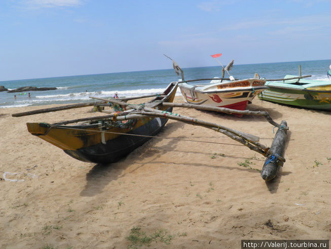 На таких пиргах, выходят рыбачить в прибрежных содах местные рыбаки. Бентота, Шри-Ланка