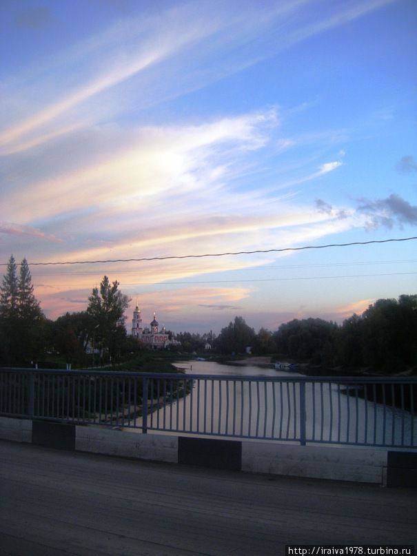 живой мост и Воскресенский собор Старая Русса, Россия
