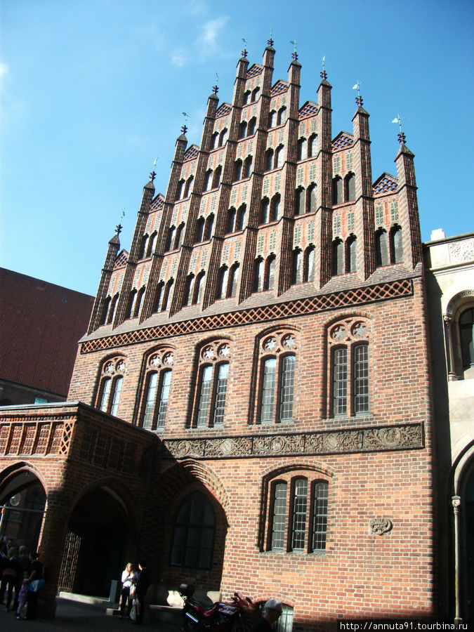 Старая ратуша с маской-гримасой на стене Ганновер, Германия