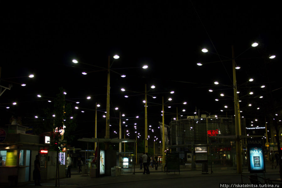 Ночной вид на площадь, куда приходят все трамваи Грац, Австрия