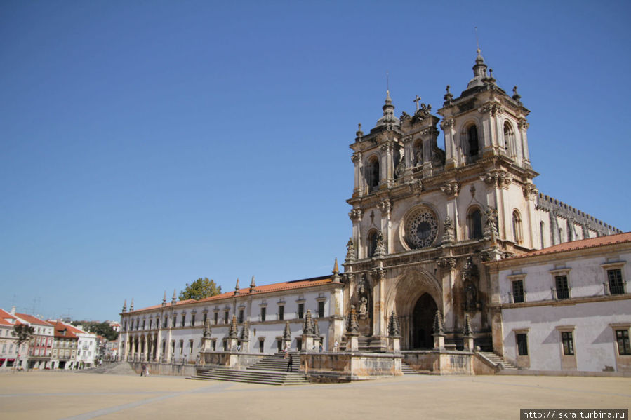 Центральный вход — осталось совсем немного готики, в последний раз его достраивали в 18 веке. Алкобаса, Португалия