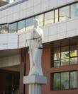 Фемиде

Статуя Богини правосудия Фемиды была установлена перед зданием апелляционного суда Киева в 2007 году.

Адрес:  г. Киев, Соломенская площадь