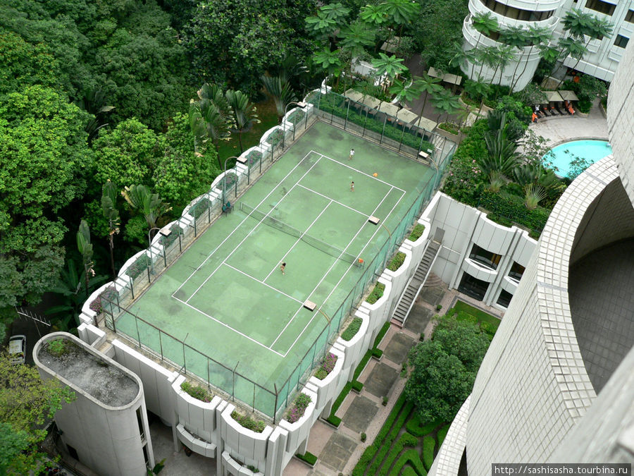 Теннисный корт соседней Шангри-Ла, на котором дети играют в воображаемый теннис.