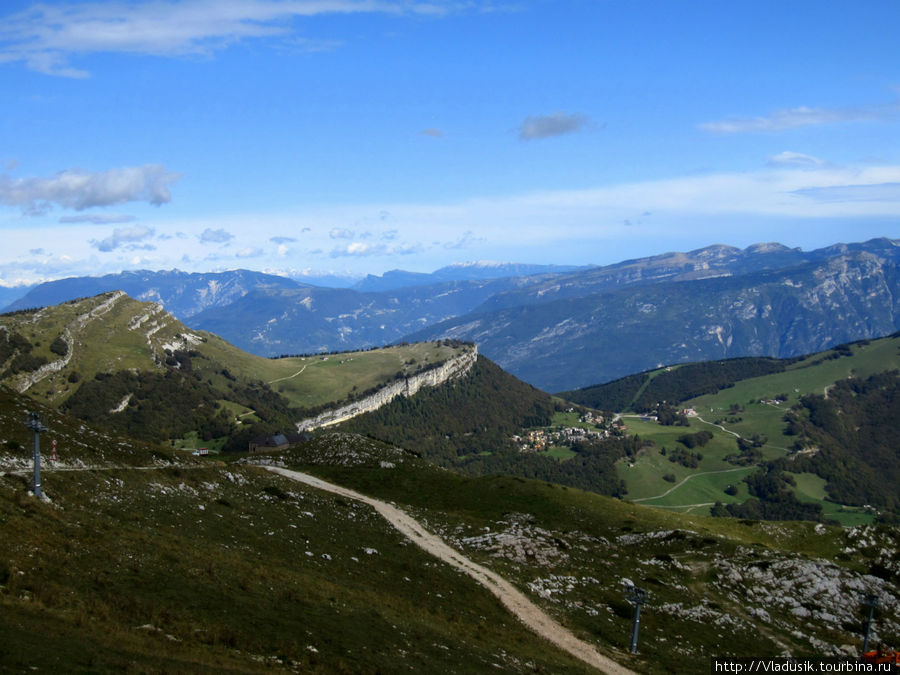 Вдали видны заснеженные альпийские вершины Мальчезине, Италия