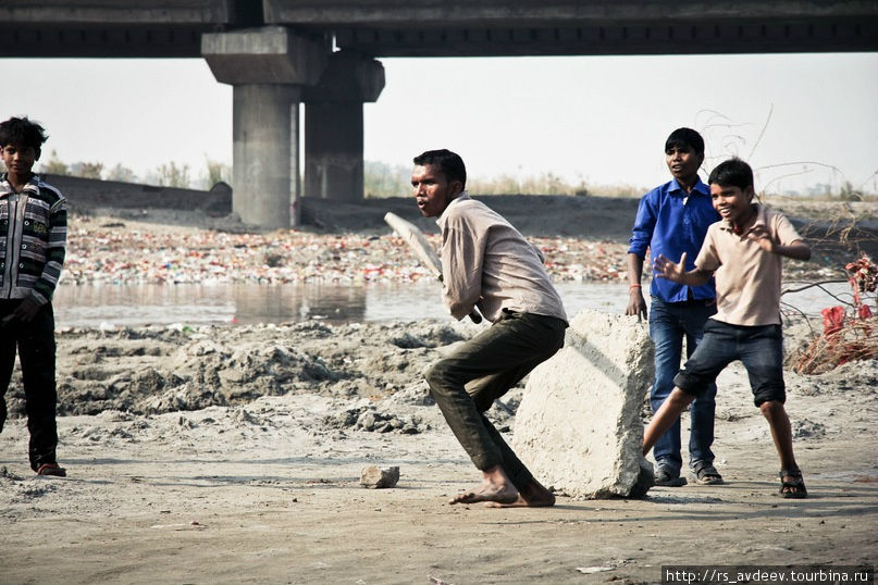 Дети трущоб играют в крикет Дели, Индия