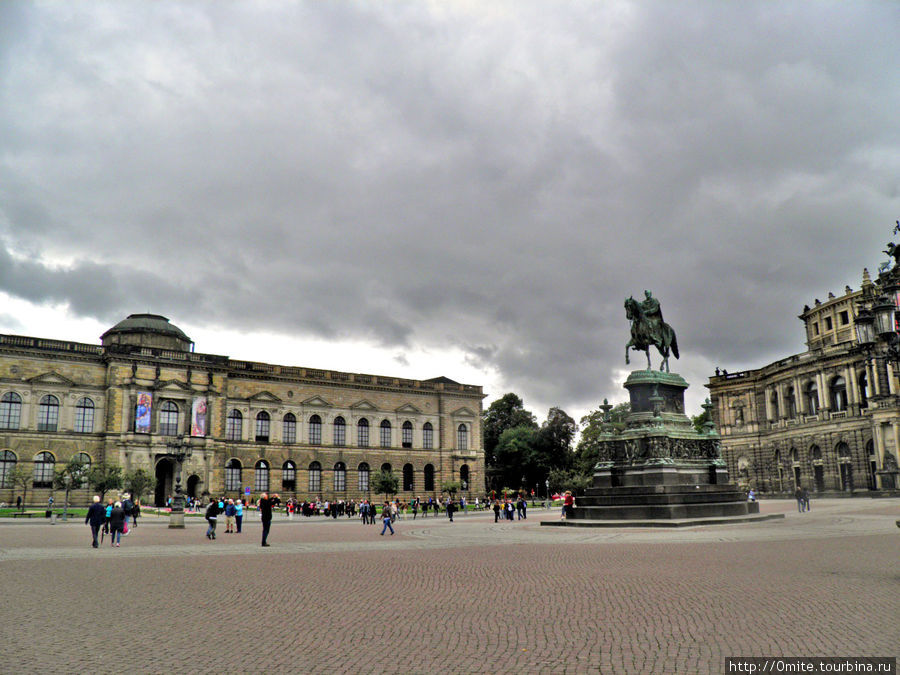 В центре театральной площади — Конный памятник королю Иоганну, известному также как переводчик Божественной комедии Данте. Дрезден, Германия