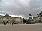 В центре театральной площади — Конный памятник королю Иоганну, известному также как переводчик Божественной комедии Данте.
