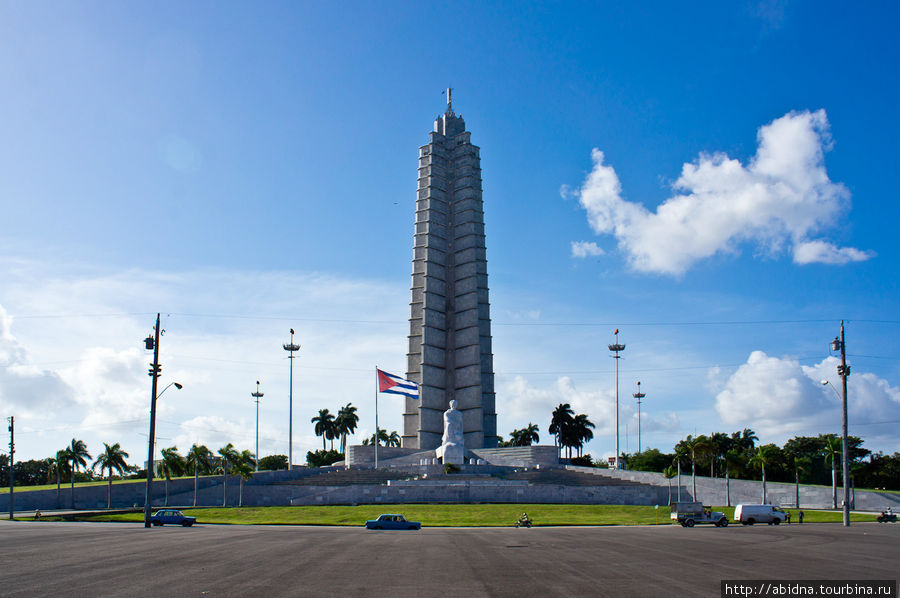 Пятая площадь — Площадь Революции! Над этой площадью возвышается пятигранный обелиск — памятник Хосе Марти, национальному герою и борцу за независимость Кубы. Гавана, Куба