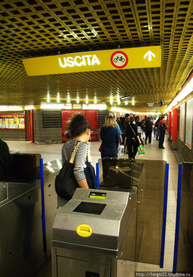 Турникеты.
В качестве проездных используются одноразовые и многоразовые бумажные карточки с магнитной полосой. Милан, Италия