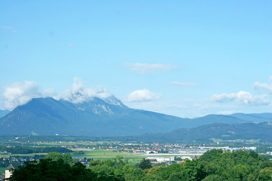 Википедия говорит, что с холма открывается великолепный вид на Альпы. Кто бы мог подумать. Зальцбург, Австрия