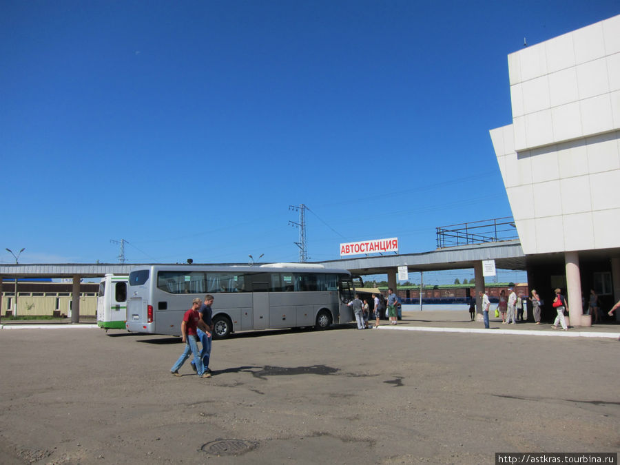 городская автостанция, расположена в пристройке к зданию железнодорожного вокзала Ростов, Россия