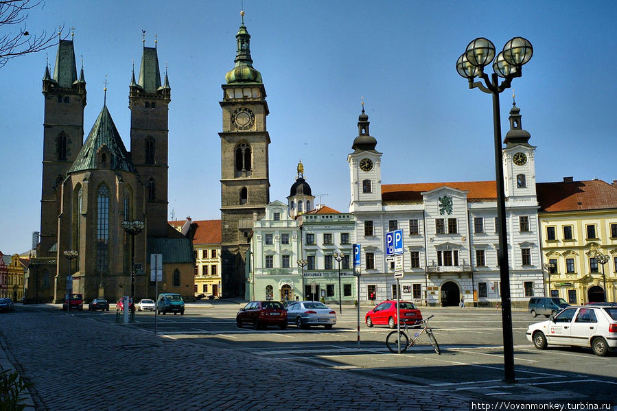 Слева-направо: Собор св.Духа, Белая башня, которая уже не белая от времени, капелла св.Климента с золотой тиарой и папскими ключами на крыше, городская ратуша с двумя башенками и чешским львом посередине. Градец-Кралове, Чехия