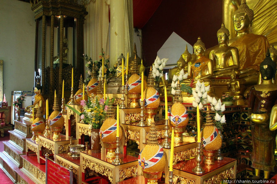 Алтарь перед Буддой Пхра СИнгх Чиангмай, Таиланд