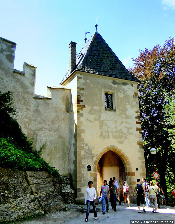 Возрожденный замок Карлштейн, Чехия