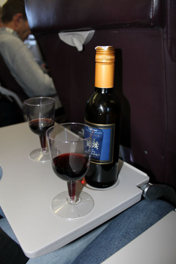 Каждый полет меня сопровождала бутылочка сухого красного вина, в Wizz Air она стоила 6 евро и было в ней 450 г