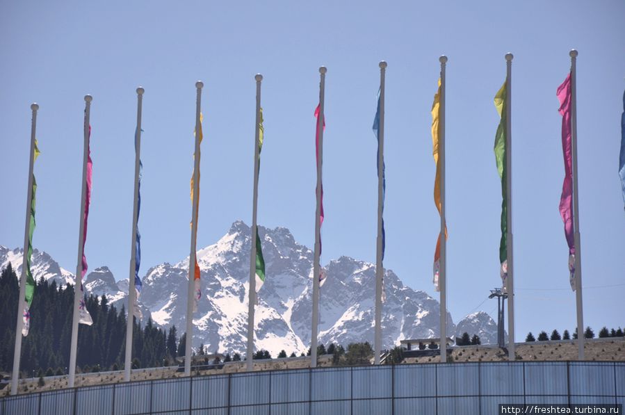 На Медео: все флаги в гости, ведь ледовая арена часто принимает участников международных турниров. Чимбулак, Казахстан