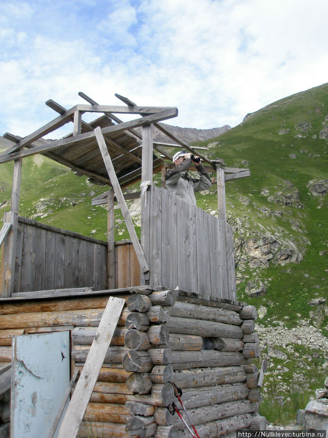 По дороге встретили строение, в котором базировались наблюдатели за ледником Кабардино-Балкария, Россия