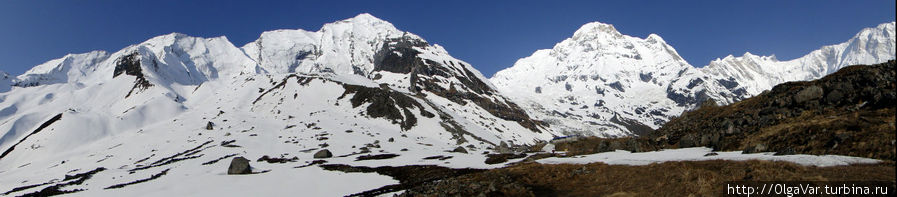 Горный массив Аннапурна, часть южного отрога Главного Гималайского хребта и включающий в себя несколько вершин, протянулся с востока на запад на 55 километров. Но охватить их одним взглядом с земли невозможно