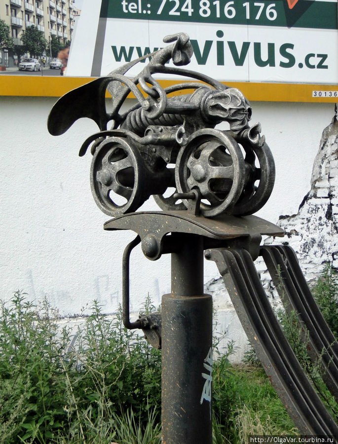 Постиндустриальный памятник трактору. Уж больно он маленький... Прага, Чехия