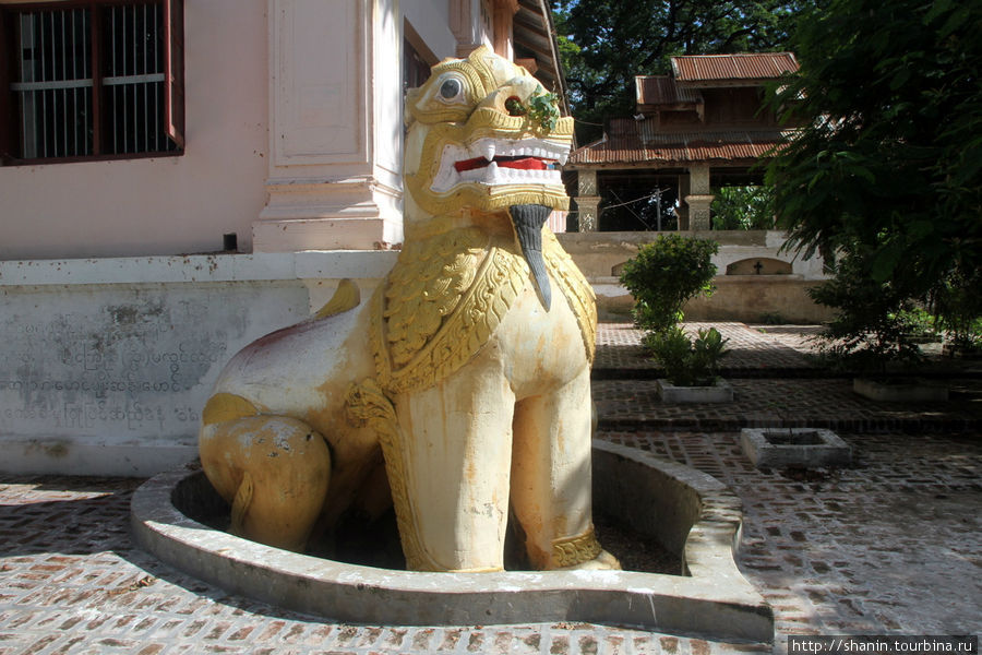 НЕпременный каменный лев на углу Амарапура, Мьянма