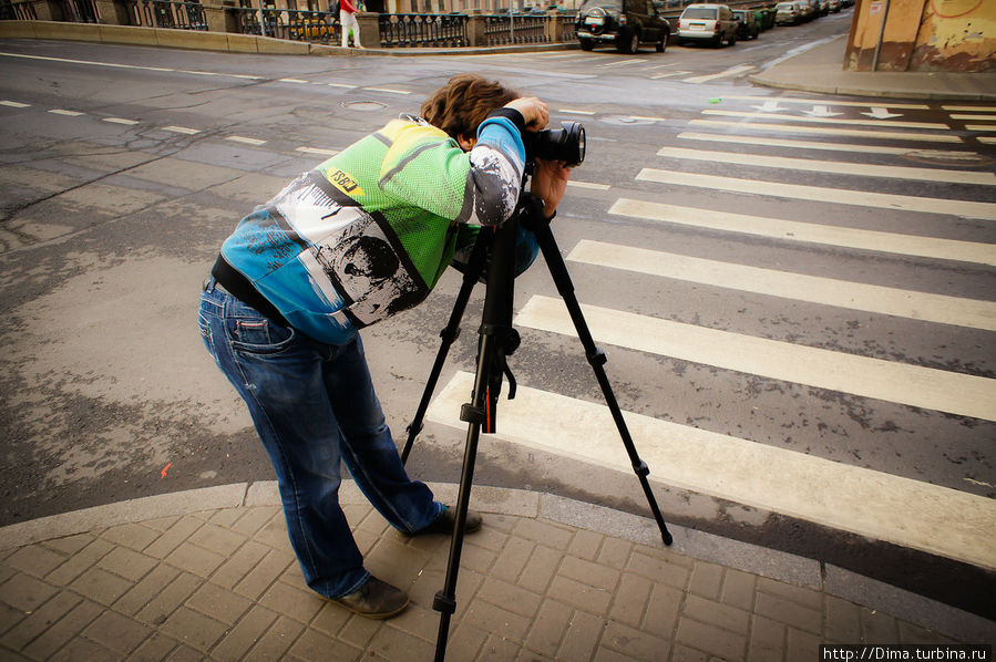Турист (Рома) фотографирует на Гороховой улице Санкт-Петербург, Россия