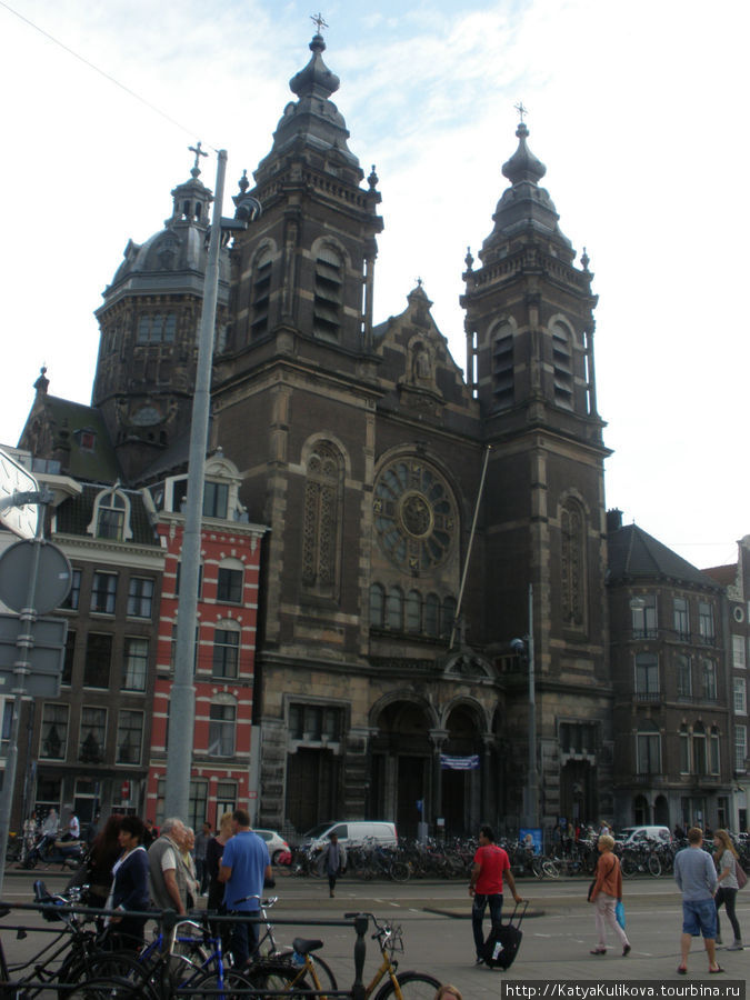 Очень красивая церковь. Когда приедут ребята, мы сходим внутрь и оставим запись на память Амстердам, Нидерланды