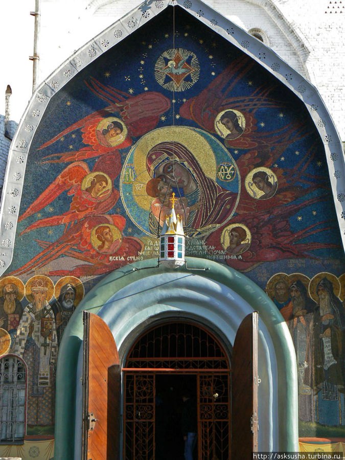 Фреска над входом в собор Почаев, Украина