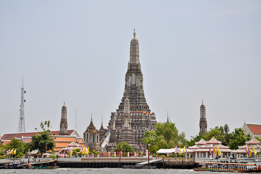 На противоположном от Ват Пхо берегу реки Чао Прайя находится Ват Арун или Храм Утренней Зари. Его 79-ти метровая пагода величественно возвышается над рекой. Бангкок, Таиланд
