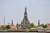 На противоположном от Ват Пхо берегу реки Чао Прайя находится Ват Арун или Храм Утренней Зари. Его 79-ти метровая пагода величественно возвышается над рекой.