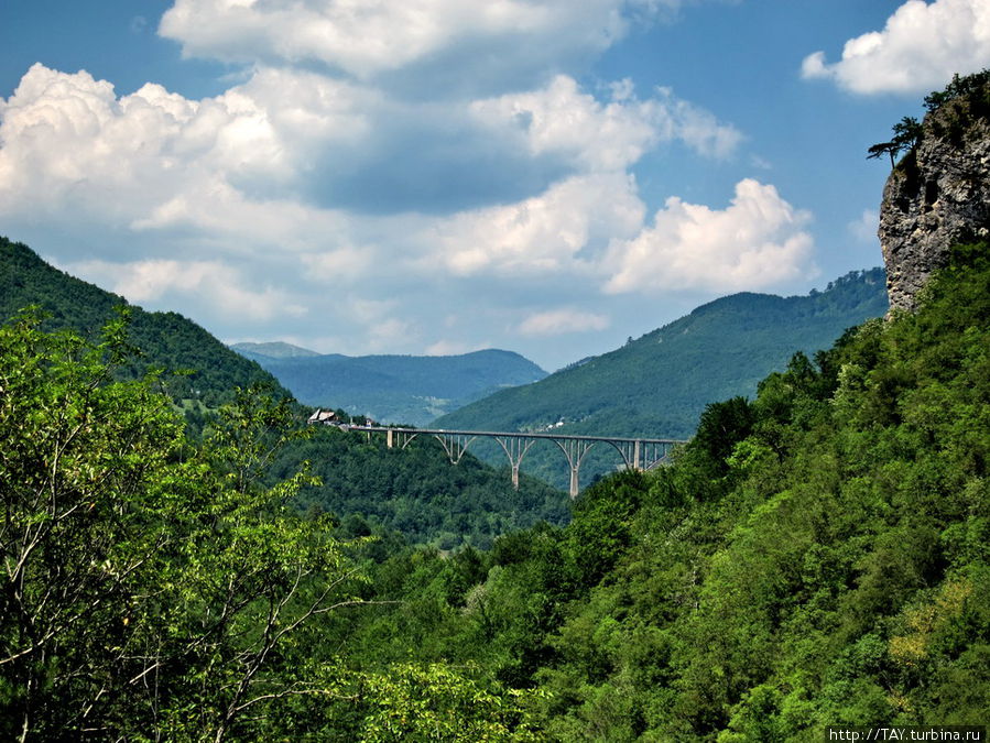 Панорама места, где стоит мост Жабляк, Черногория