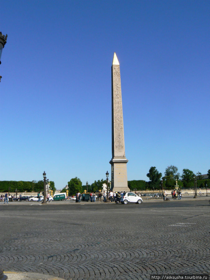 Обелиск, расположенный в центре площади Согласия является подарком Египта. Он был установлен королем Луи-Филиппом в 1836  году. Париж, Франция