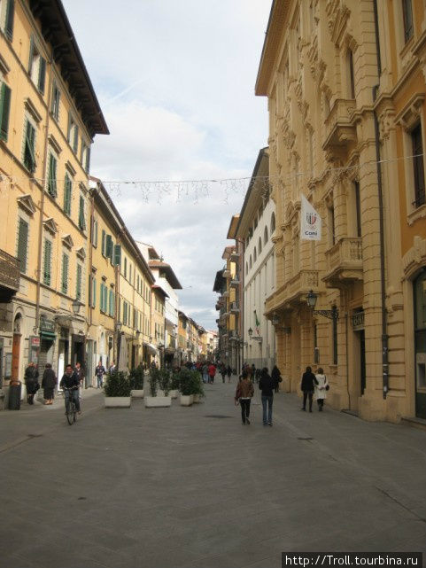 Пешеходная торговая улица Пиза, Италия