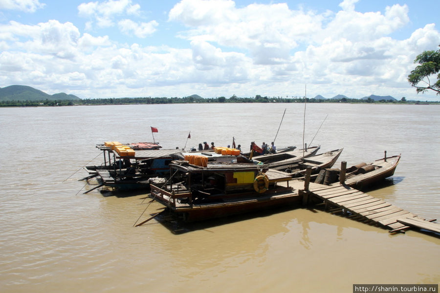 Лодки у берега реки Чиндвин Монива, Мьянма
