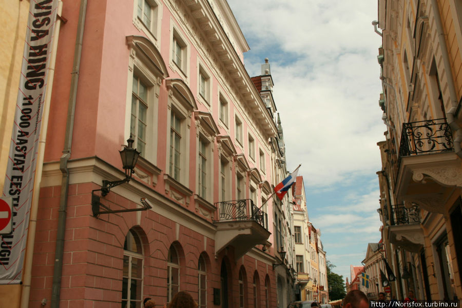 Слева — посольство РФ Таллин, Эстония